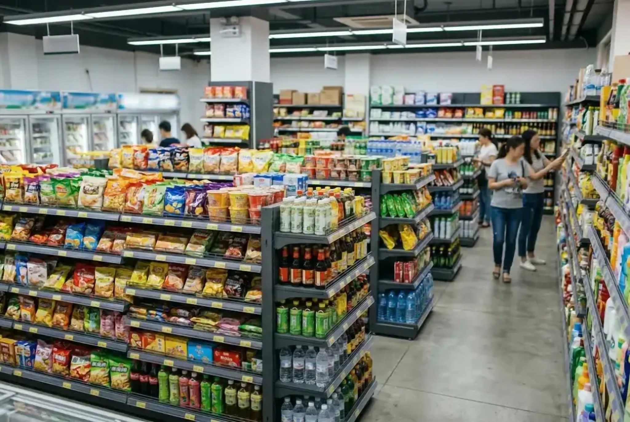 Supermarché moderne avec rayons FMCG